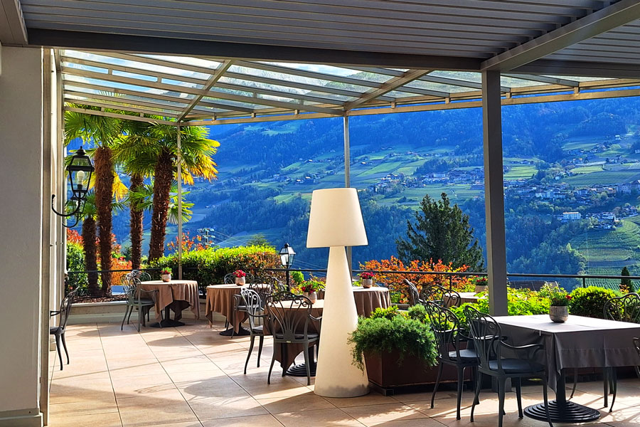 Aussichtreiche Terrasse vor dem Speisesaal